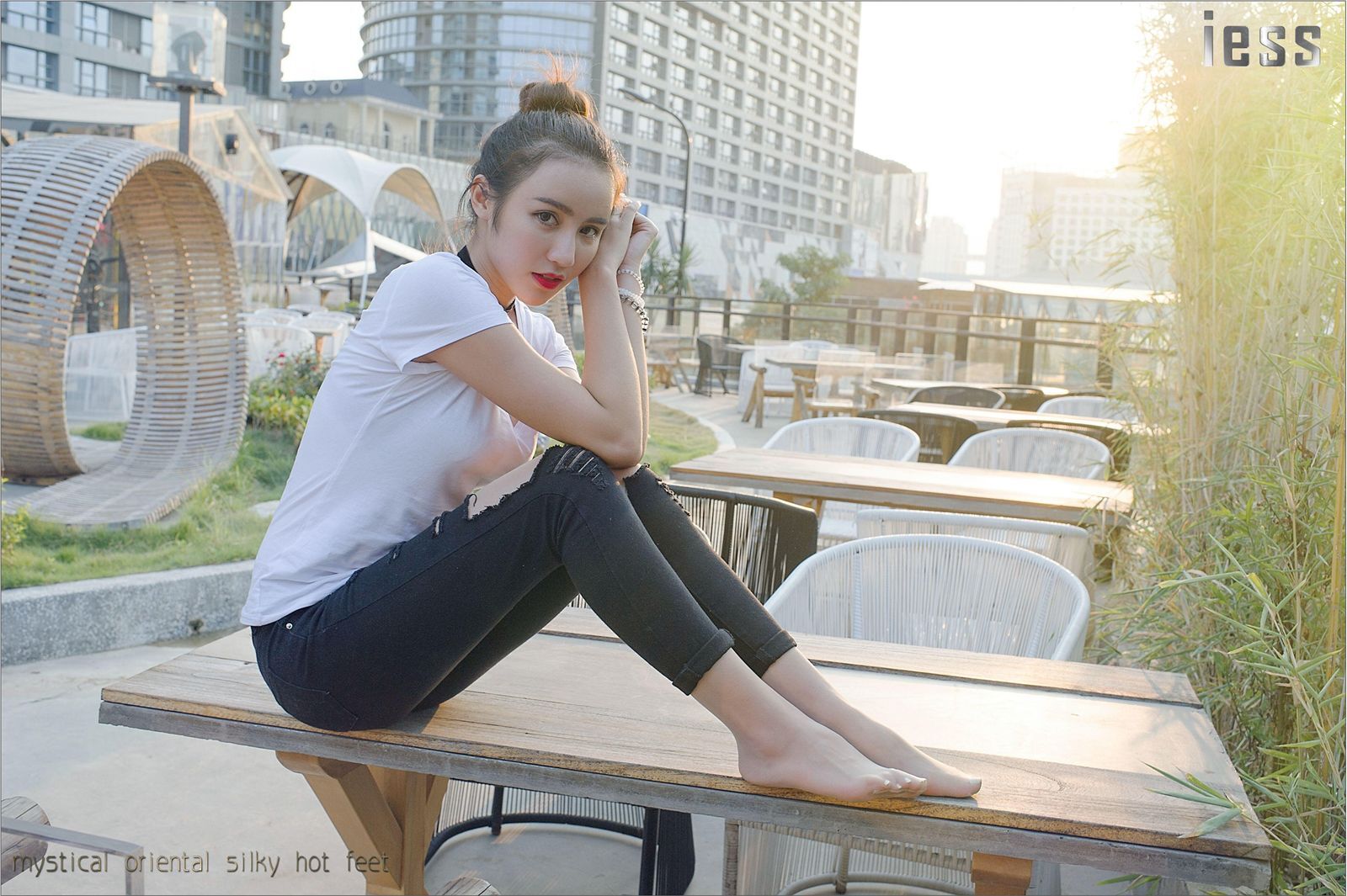 [IESS]异思趣向 女主播SASA 超薄肉丝